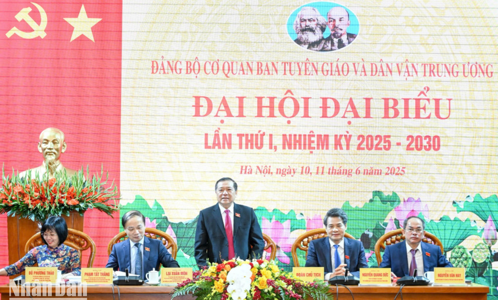 Đoàn Chủ tịch điều hành Đại hội. (Ảnh: THẾ ĐẠI) z6691257722940-cbe9c2762c3f0e1b0740f930b51c00f0-3195.jpg