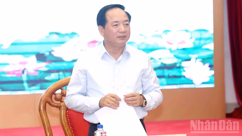 Đồng chí Trịnh Văn Quyết, Ủy viên Bộ Chính trị, Bí thư Trung ương Đảng, Trưởng Ban Tuyên giáo và Dân vận Trung ương phát biểu chỉ đạo tại buổi làm việc.