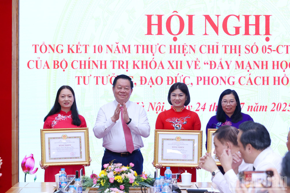 Đồng chí Nguyễn Trọng Nghĩa trao Bằng khen của Ban Tuyên giáo và Dân vận Trung ương, năm 2025, tặng Chi bộ Vụ Tổ chức-Điều lệ, Đảng bộ Cơ quan Ban Tổ chức Trung ương và 2 đồng chí: Phạm Thị Thinh, Phó Bí thư Đảng ủy, Phó Giám đốc, Phó Tổng Biên tập Nhà Xuất bản chính trị quốc gia Sự thật; Trần Thị Phương Thảo, Chánh Văn phòng Đảng ủy cơ quan, Phó Chánh Văn phòng Ban Tổ chức Trung ương. (Ảnh: PHẠM CƯỜNG) ndo_br_hoa-bac-nghia-chuan.jpg