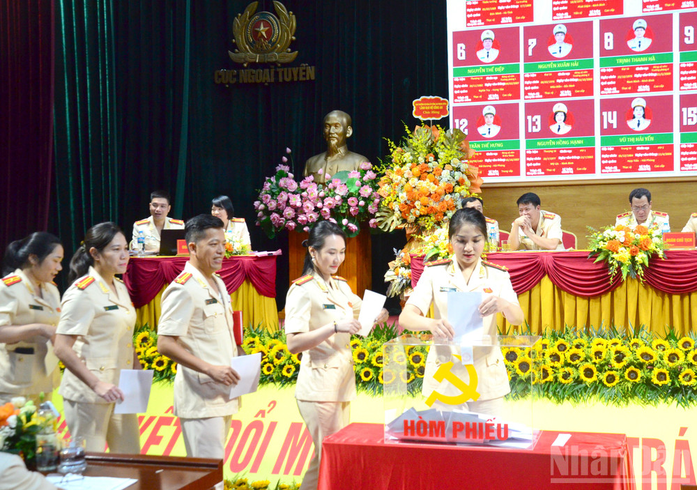 Đại hội đã tiến hành bầu Ban Chấp hành Đảng bộ Cục Ngoại tuyến lần thứ XXXI, nhiệm kỳ 2025-2030. (Ảnh: PHẠM CƯỜNG) ndo_br_dai-bieu-bau.jpg