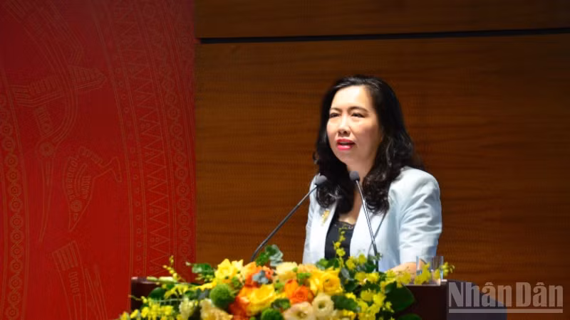 Đồng chí Lê Thị Thu Hằng, Ủy viên Ban Thường vụ Đảng ủy, Trưởng ban Tuyên giáo và Dân vận Đảng ủy Chính phủ, Thứ trưởng Ngoại giao, thông tin chuyên đề tại hội nghị. (Ảnh: PHẠM CƯỜNG)