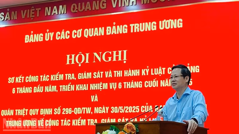 Đồng chí Đoàn Anh Dũng, Phó Chủ nhiệm Ủy ban Kiểm tra Trung ương phát biểu ý kiến chỉ đạo. (Ảnh: PHẠM CƯỜNG)