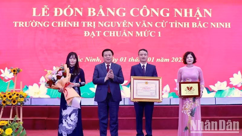 Đồng chí Nguyễn Xuân Thắng, Ủy viên Bộ Chính trị, Giám đốc Học viện Chính trị quốc gia Hồ Chí Minh, Chủ tịch Hội đồng Lý luận Trung ương trao Bằng công nhận và chúc mừng Trường Chính trị Nguyễn Văn Cừ tỉnh Bắc Ninh đạt chuẩn mức 1. (Ảnh: AN TRÂN)
