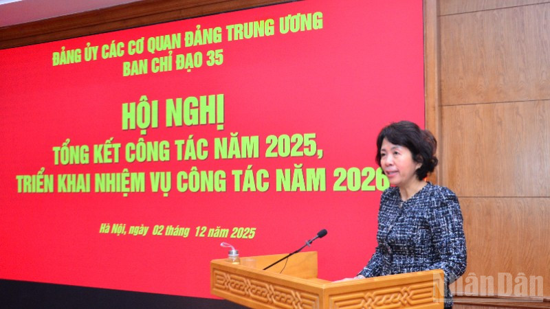 Đồng chí Nguyễn Thị Hoàng Vân, Phó Bí thư Đảng ủy, Trưởng ban Chỉ đạo 35 Đảng ủy các cơ quan Đảng Trung ương phát biểu tại hội nghị. (Ảnh: PHẠM CƯỜNG)