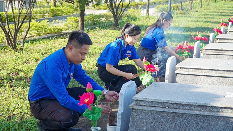Đoàn viên, thanh niên thay hoa mới tại nghĩa trang liệt sĩ thành phố.