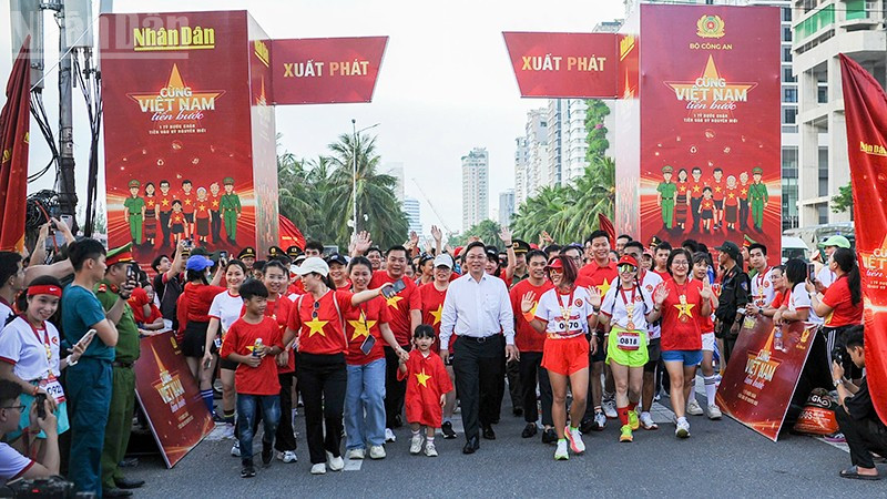 Người dân Đà Nẵng đi bộ “Cùng Việt Nam tiến bước”.