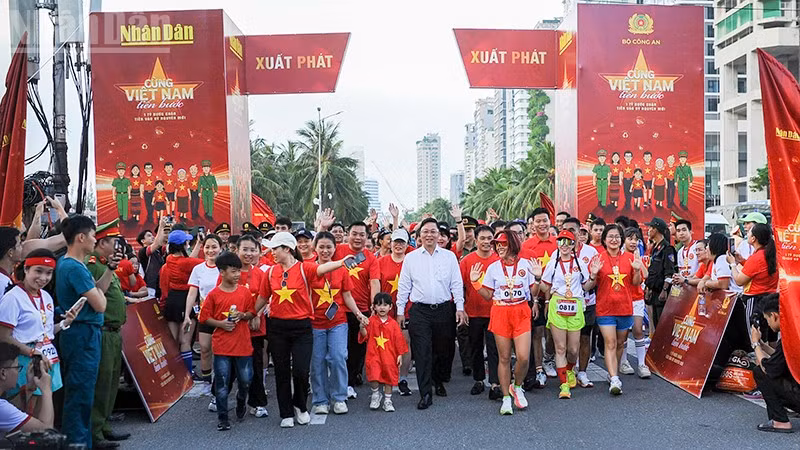 Người dân Đà Nẵng đi bộ “Cùng Việt Nam tiến bước”.