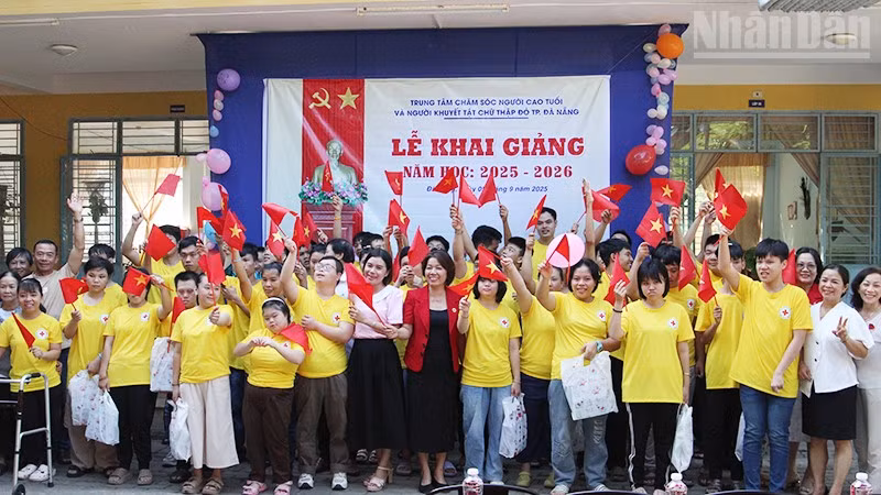 Học viên cùng thầy cô, phụ huynh của Trung tâm tại Lễ khai giảng.