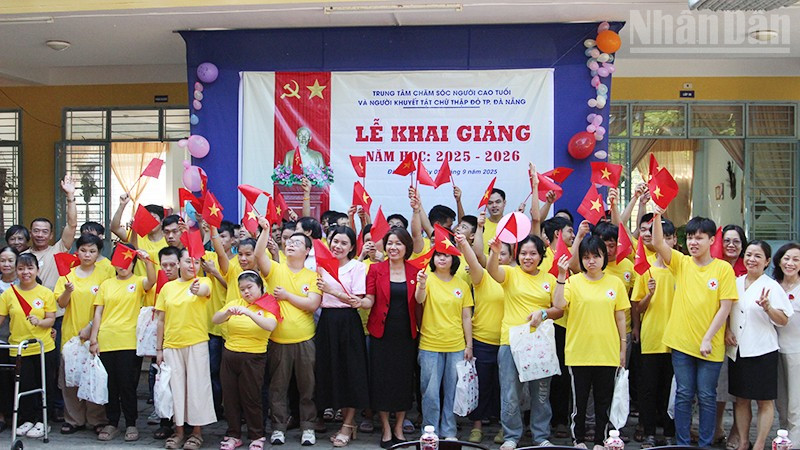 Học viên cùng thầy cô, phụ huynh của Trung tâm tại Lễ khai giảng.