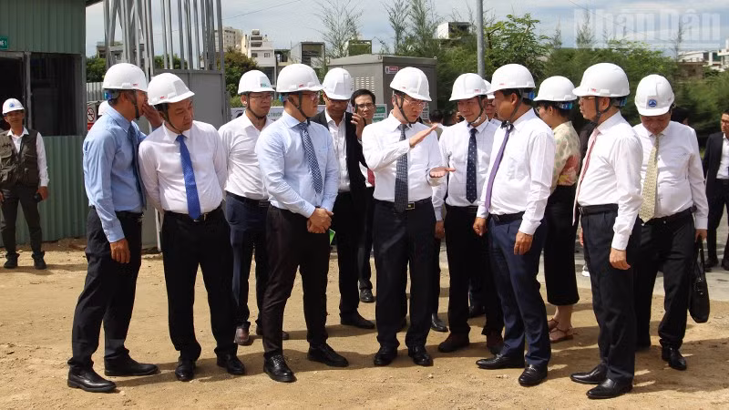 Bộ trưởng Khoa học và Công nghệ Nguyễn Mạnh Hùng kiểm tra tại Dự án VSAP LAB.