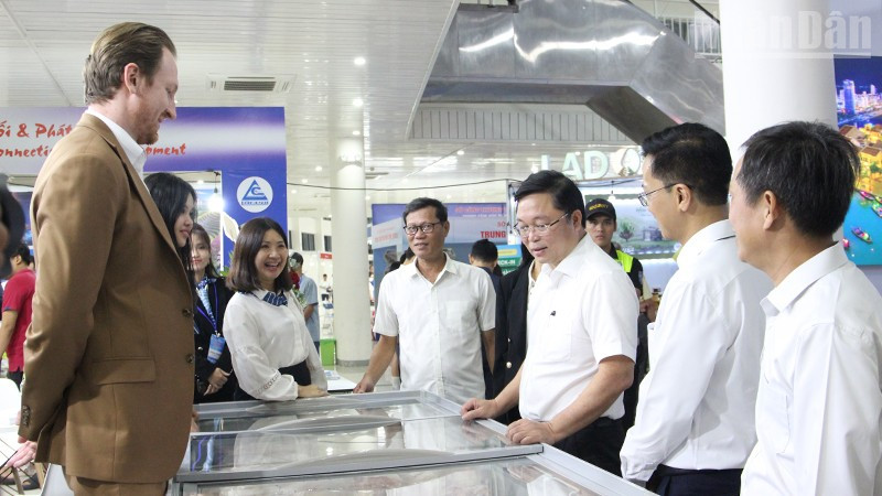 Tham quan gian hàng của đơn vị, doanh nghiệp nước ngoài.