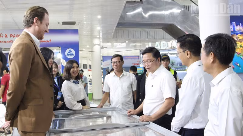 Tham quan gian hàng của đơn vị, doanh nghiệp nước ngoài.