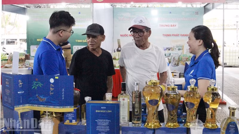 Phiên chợ thanh toán không tiền mặt thúc đẩy quảng bá sản phẩm địa phương.