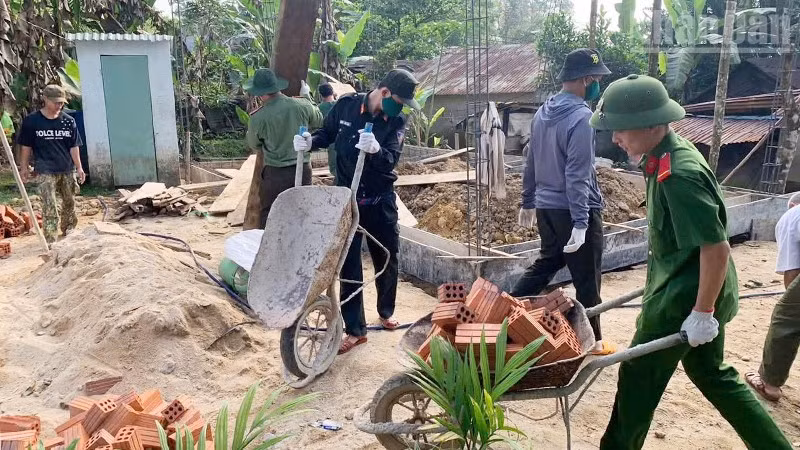 Tuổi trẻ Công an Đà Nẵng đóng góp ngày công giúp nhân dân xây, sửa nhà. (Ảnh: nhandan.vn)