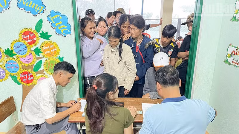 Người dân xã Trà Tập nhận quà Quốc khánh 2/9.