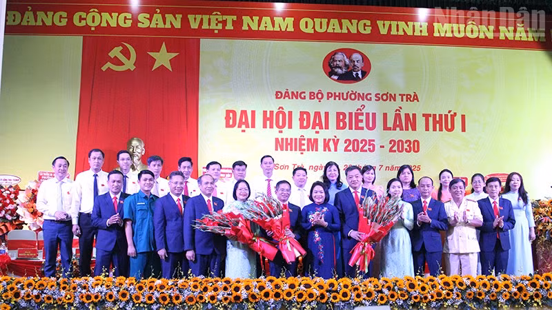 Ra mắt Ban Chấp hành Đảng bộ phường Sơn Trà nhiệm kỳ 2025-2030.