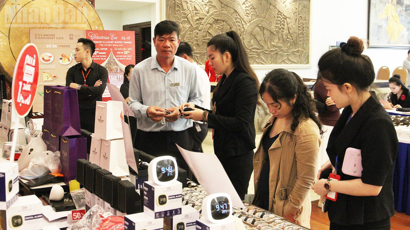 Khách hàng trải nghiệm mua sắm tại Mega Sale.