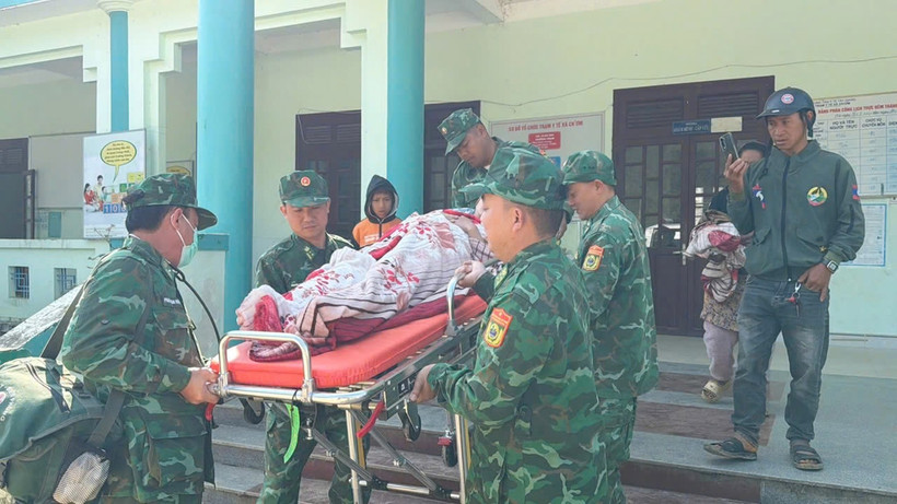 Đồn Biên phòng Ga Ry cấp cứu sản phụ. (Ảnh: Đồn Biên phòng cung cấp)