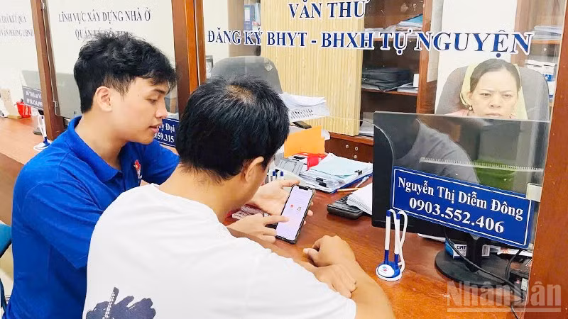 Thanh niên Sơn Trà ra quân đội hình Bình dân học vụ số trên địa bàn quận .