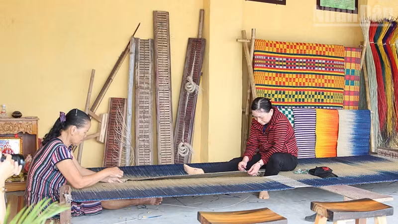 Nghề làm chiếu cói truyền thống hơn 100 năm bên dòng sông Thu Bồn (phường Hội An, thành phố Đà Nẵng).