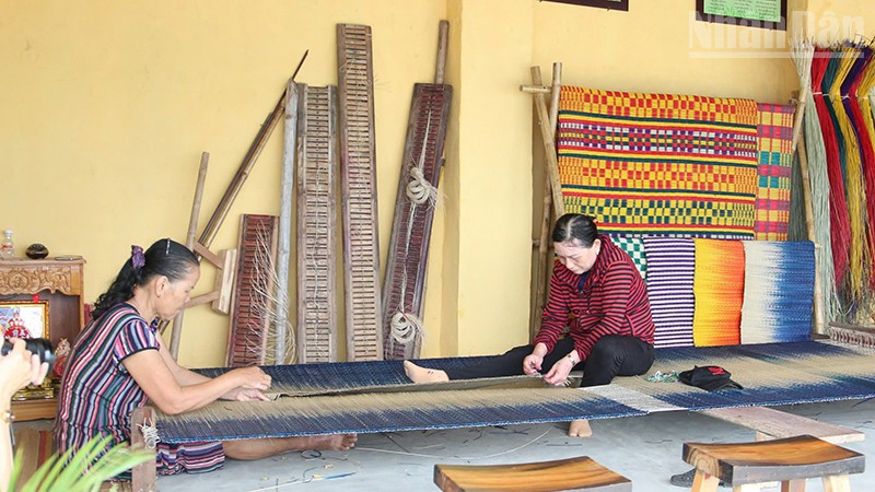 Nghề làm chiếu cói truyền thống hơn 100 năm bên dòng sông Thu Bồn (phường Hội An, thành phố Đà Nẵng).