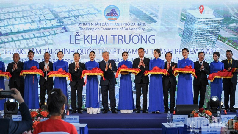 Các đại biểu thực hiện nghi thức cắt băng khánh thành Trung tâm tài chính quốc tế Việt Nam tại thành phố Đà Nẵng.