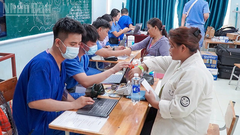 Khám bệnh, tư vấn cho người dân.