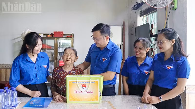 Bí thư Thành đoàn Đà Nẵng Lê Công Hùng tặng quà tri ân Mẹ Việt Nam Anh hùng.