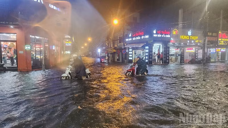 Ngập cục bộ tại tuyến đường Trần Cao Vân (Đà Nẵng) sau trận mưa lớn.