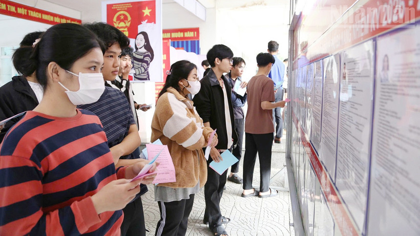 Cử tri sinh viên tìm hiểu các ứng cử viên trước khi bỏ phiếu.