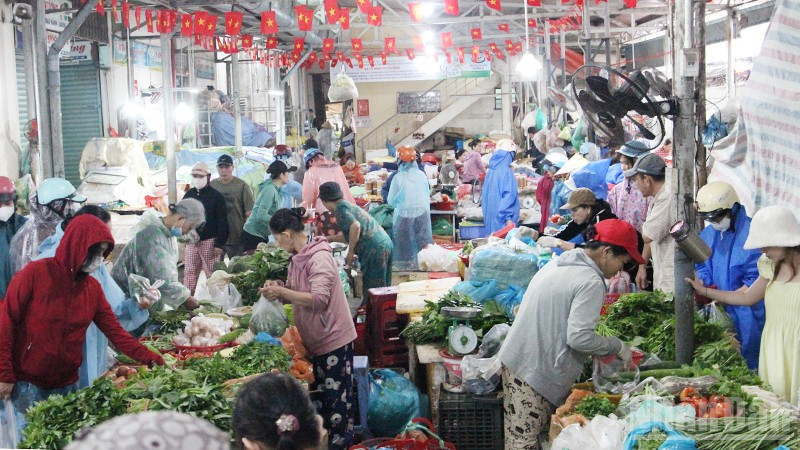 Chợ Đống Đa đông người mua hàng.