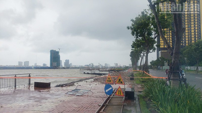 Lực lượng chức năng giăng dây cảnh báo lại khu vực vỉa hè đường Như Nguyệt.