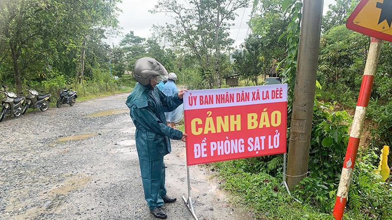 Xã La Dêê bố trí lực lượng trực và cắm biển cảnh báo điểm sạt lở. (Ảnh: xã La Dêê cung cấp).