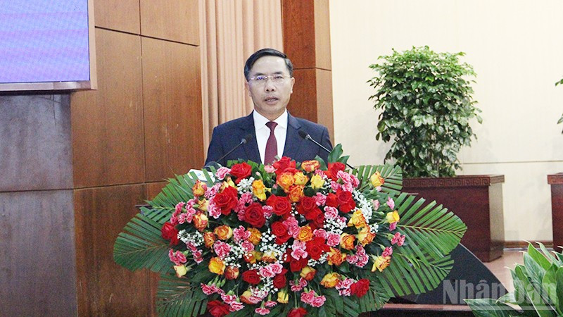 Đồng chí Phạm Đức Ấn phát biểu nhận nhiệm vụ.