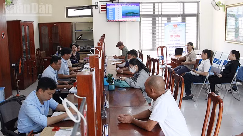 Trung tâm phục vụ hành chính công xã Bà Nà (Đà Nẵng) giải quyết thủ tục hành chính cho người dân.