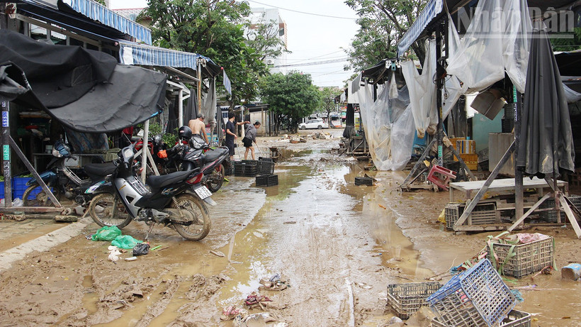 Chợ Ngã tư Ái Nghĩa (xã Đại Lộc) còn bùn đất.