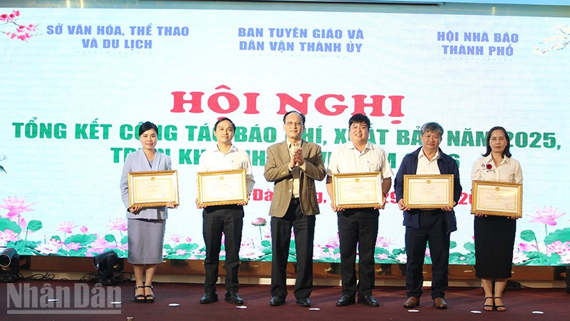 Ban tổ chức khen thưởng tập thể có thành tích xuất sắc trong công tác báo chí năm 2025.