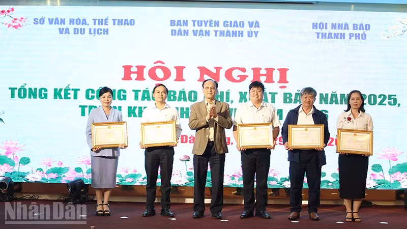 Ban tổ chức khen thưởng tập thể có thành tích xuất sắc trong công tác báo chí năm 2025.