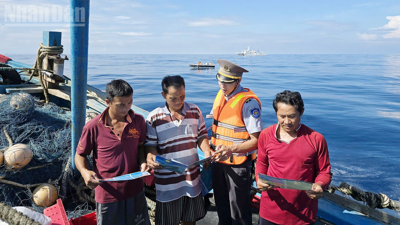 Tuyên truyền các quy định chống khai thác IUU cho ngư dân.