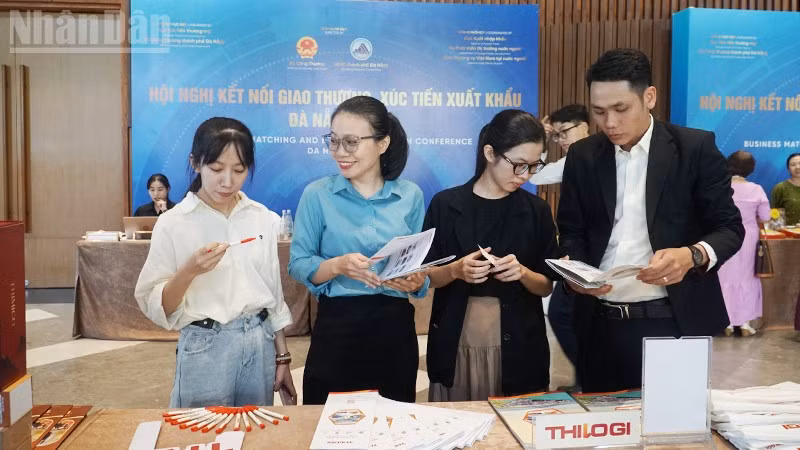 Các đơn vị, doanh nghiệp giới thiệu, quảng bá sản phẩm.