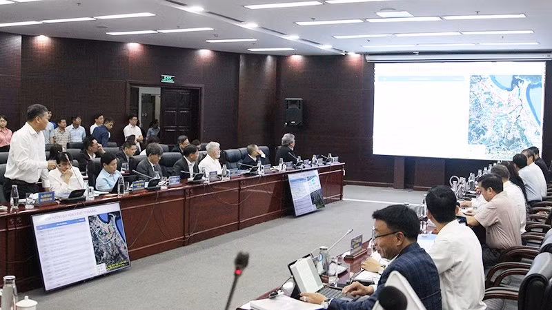 Đại biểu giới thiệu về quy hoạch các tuyến đường sắt đô thị Đà Nẵng.