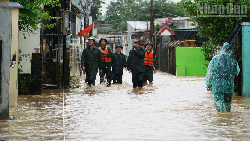 Lực lượng chức năng có mặt tại khu vực Mẹ Suốt.