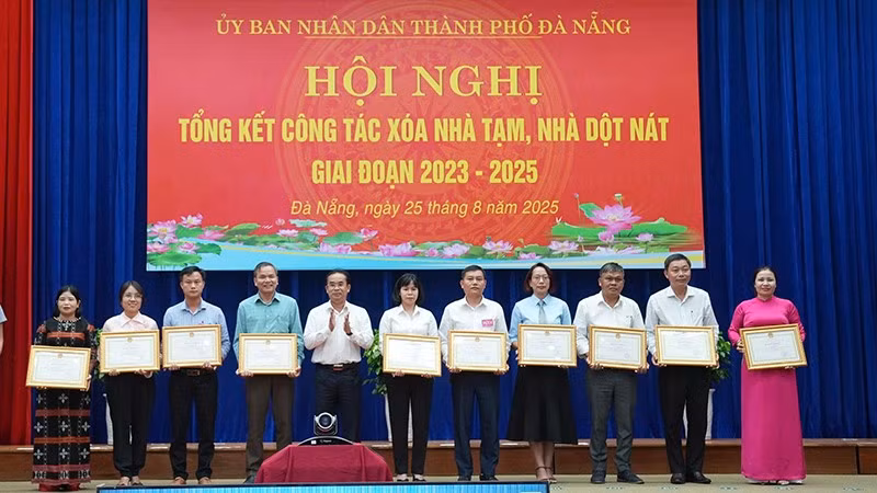 Khen thưởng các tập thể, cá nhân có thành tích xuất sắc trong thực hiện chương trình xóa nhà tạm, nhà dột nát. (Ảnh: THÚY HẰNG)