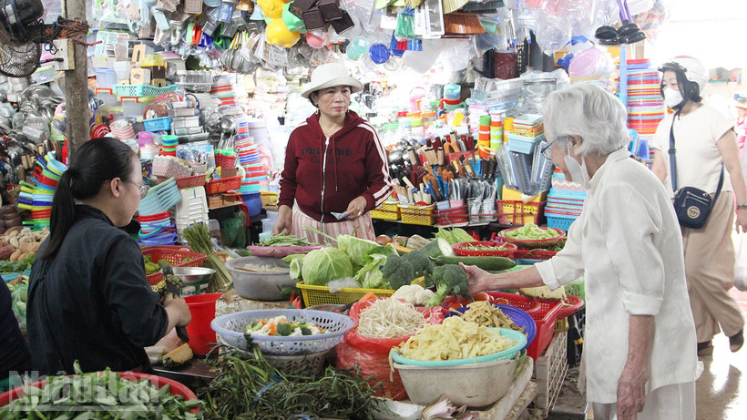 Người dân mua hàng tại chợ Đống Đa.