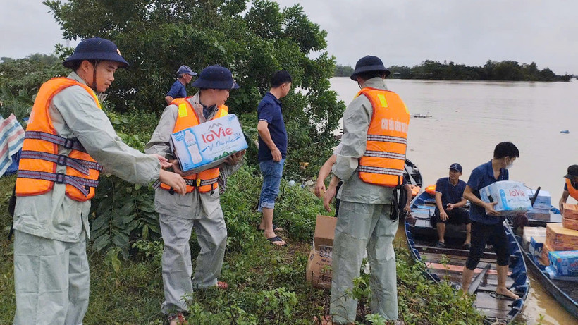 Vận chuyển nhu yếu phẩm vào khu vực ngập lũ.
