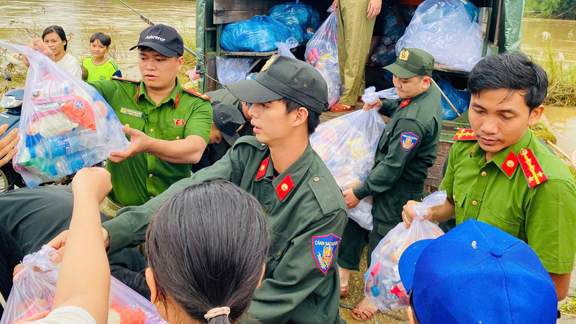 Túi an sinh được trao đến bà con nhân dân.