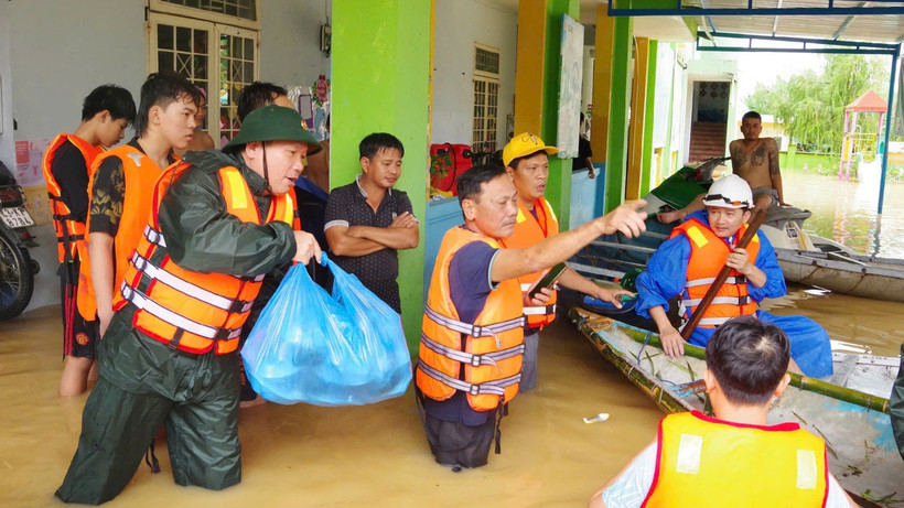 Lữ đoàn thông tin 575 trao những suất cơm đến cho bà con.
