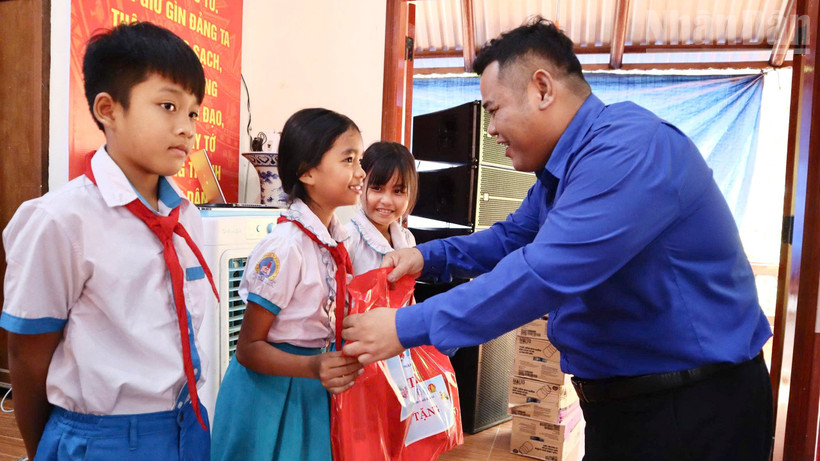 Trao tặng các phần quà cho các em thiếu nhi.