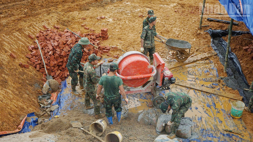 Sôi nổi trên công trường Mô Rỗi.