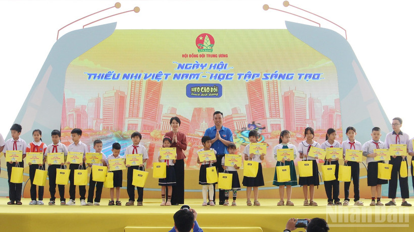 Trao học bổng cho thiếu nhi vươn lên học tốt.